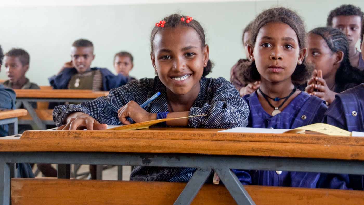 Lächelndes Mädchen in neuer Schule in Äthiopien